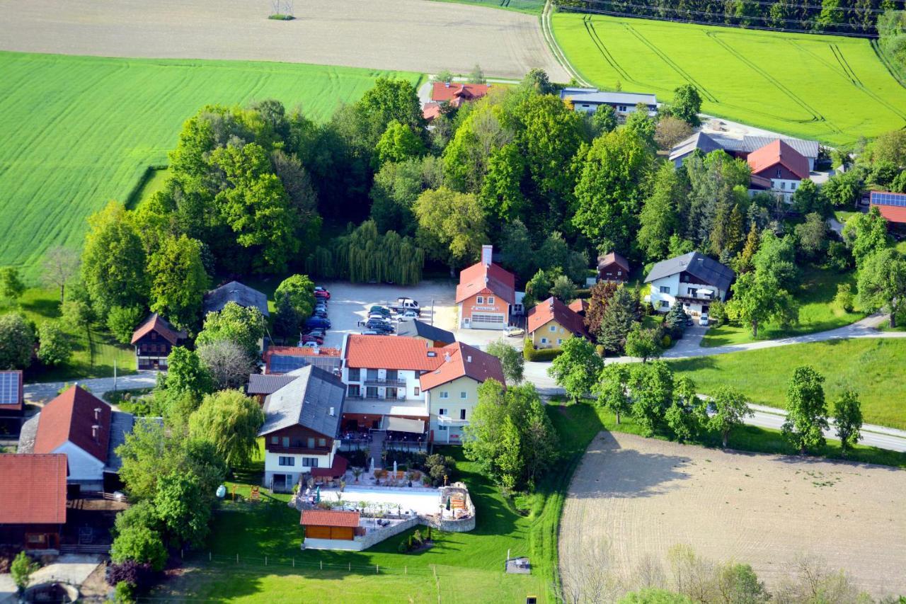 Hotel Gasthof-Strasser Tumeltsham エクステリア 写真