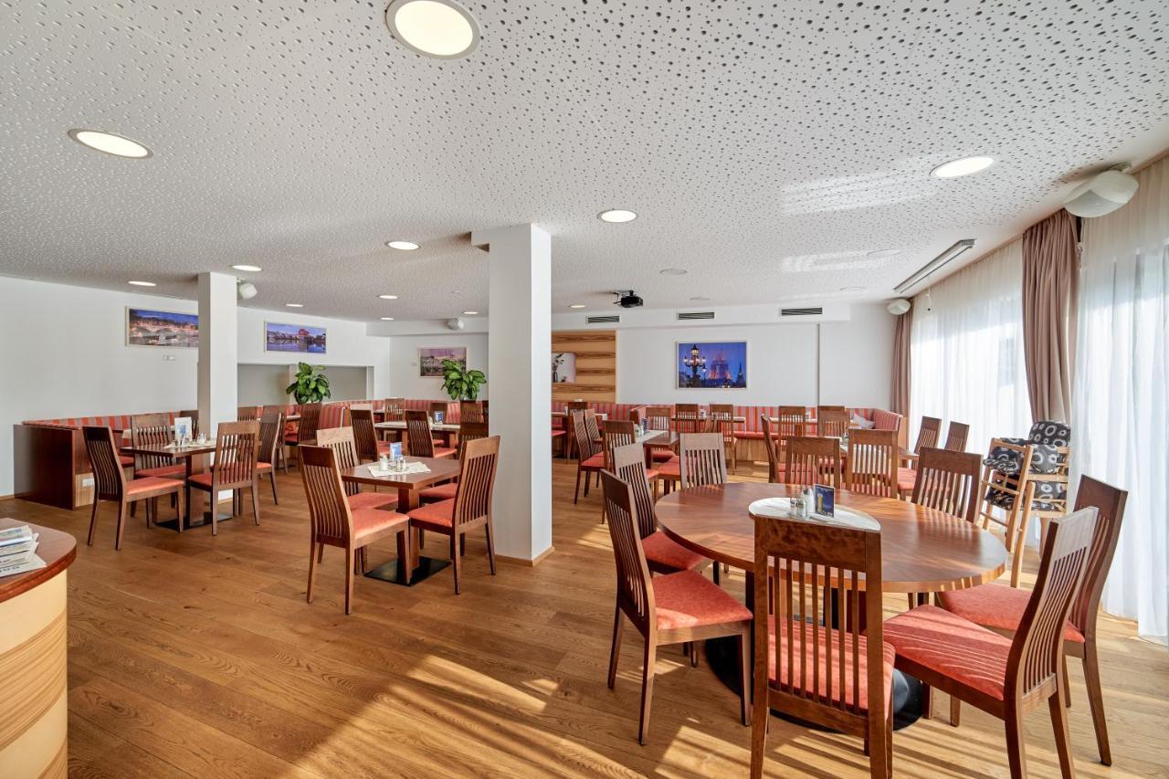 Hotel Gasthof-Strasser Tumeltsham エクステリア 写真