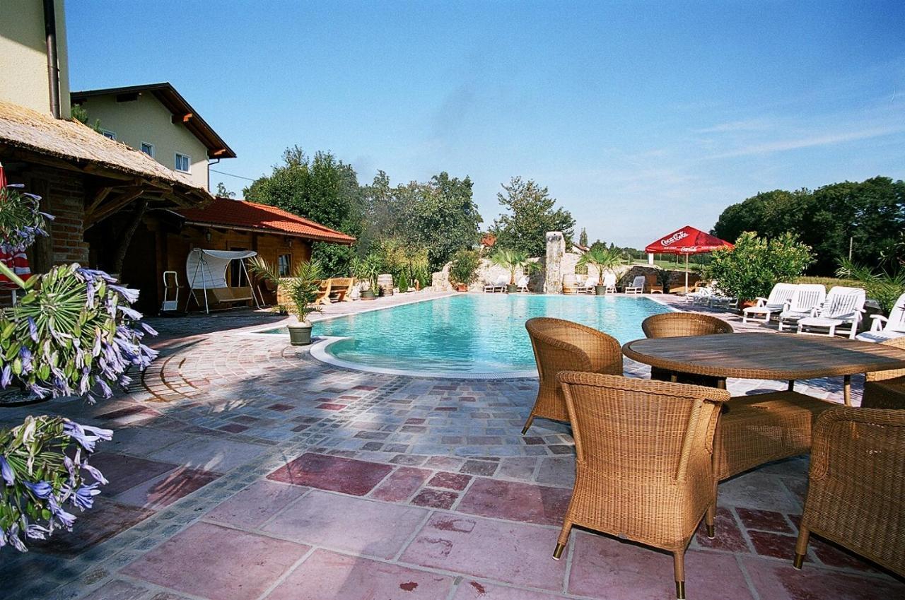 Hotel Gasthof-Strasser Tumeltsham エクステリア 写真